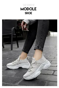 Nahaufnahme von stylischen, atmungsaktiven Damen-Mesh-Sneakern auf einer Stadtstraße.