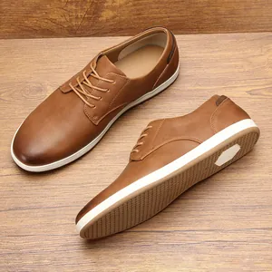 Vista detallada de zapatos casuales de cuero marrón para hombre con suela blanca