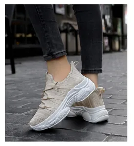 Nahaufnahme von beigen, atmungsaktiven Mesh-Sneakern für Damen mit weicher Sohle.