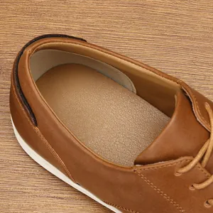 Primer plano del cómodo forro interior y el talón de un zapato casual de cuero marrón