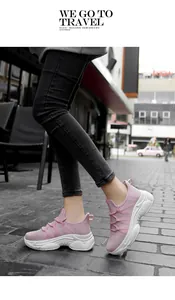 Seitenansicht der rosafarbenen atmungsaktiven Mesh-Sneaker mit weichen weißen Sohlen