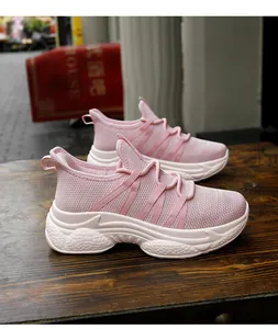 Detailansicht von atmungsaktiven rosa Mesh-Damen-Sneakern mit einer dicken Sohle.