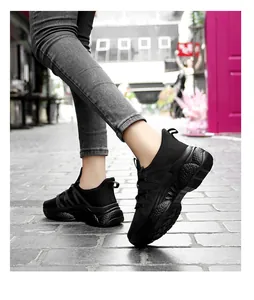 Seitenansicht schwarzer atmungsaktiver Damen-Sneaker mit dicker weicher Sohle für die Freizeit