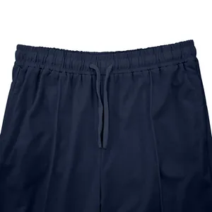 Detalle de pantalones de chándal azul marino para hombre con cintura elástica y cordón
