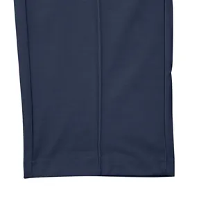 Primer plano del dobladillo de pantalones jogger azul marino con costura de calidad.