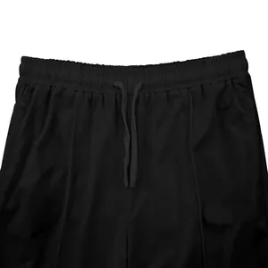 Primer plano de pantalones de chándal negros para hombre con cintura elástica ajustable