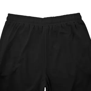 Primer plano detallado de la cintura elástica de estos pantalones jogger negros.