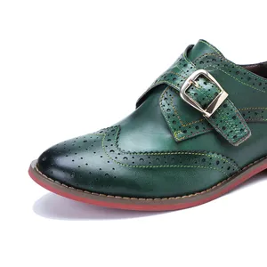 Detailansicht grüner handgefertigter Leder-Loafer mit Brogue-Löchern und Goldschnalle