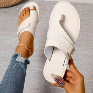 Detailansicht weißer Damen Zehentrenner Sandalen mit flacher Sohle und Schnalle