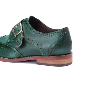Nahaufnahme handgefertigter grüner Leder-Loafer mit farbenfrohen Steppnaht-Details