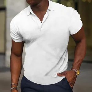 Détail d'un polo blanc ajusté en maille gaufrée pour une tenue décontractée pour hommes