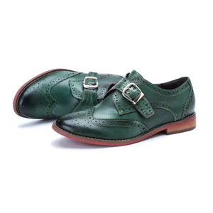 Seitenansicht handgefertigter grüner Damen-Brogue-Schuhe aus Leder mit Schnalle