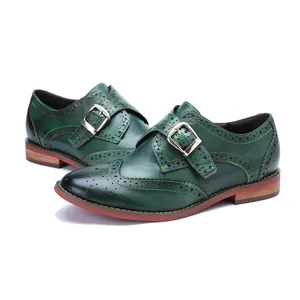 Detailansicht der grünen handgefertigten Leder-Brogue-Schuhe mit Mönchsriemenschnalle