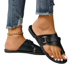 Elegante schwarze Zehenring-Sandalen für Damen mit stylischer Schnalle und Goldknöchelkette