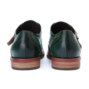 Rückansicht grüner Damen-Leder-Loafer im Vintage-Stil mit bunten Regenbogen-Nähten