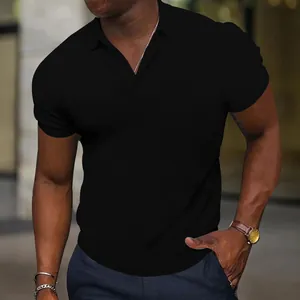 Vue détaillée d'un polo noir à manches courtes pour hommes, coupe ajustée sport