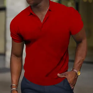 Gros plan d'un polo de sport pour hommes rouge cintré avec une texture gaufrée respirante