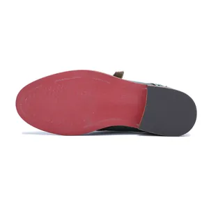 Detailansicht der roten rutschfesten Sohle dieser handgefertigten Leder-Loafer für Damen
