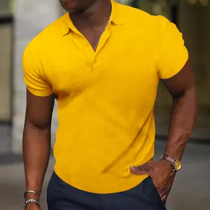 Vue détaillée d'un polo jaune vif pour homme, coupe ajustée avec une texture en maille gaufrée