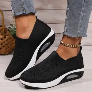 Κοντινό πλάνο μαύρα διχτυωτά παπούτσια slip-on με σόλες με αερόσολα