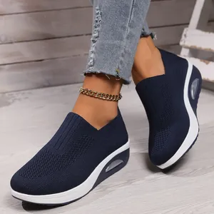 Vue détaillée de baskets en maille bleu marine pour femme avec semelle à coussin d'air.