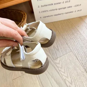 Sandales d'été blanches pour fillettes avec semelles souples et motifs floraux ajourés