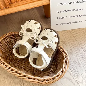 Sandales d'été respirantes blanc crème pour fillettes avec nœud et découpes fleuries