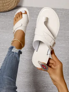 Vista detallada de las sandalias blancas de dedo con hebilla y estilo casual de verano