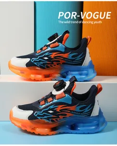 Dettaglio di scarpe da ginnastica in mesh blu scuro per bambini con motivi a fiamma arancione