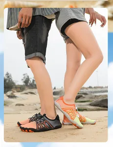 Pareja con zapatos de agua antideslizantes y transpirables en una playa de arena soleada