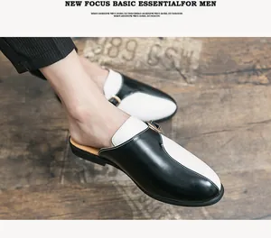 Mules en cuir noir et blanc pour hommes avec des boucles métalliques élégantes.