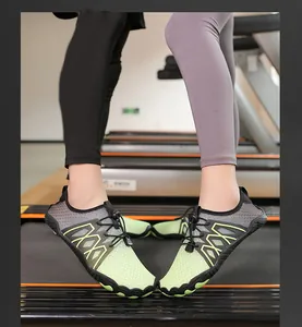 Detalle de zapatos de agua verdes transpirables usados por una pareja en una cinta.