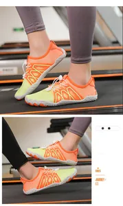 Primer plano de calzado acuático transpirable naranja y lima en una cinta de correr