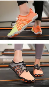 Vista detallada de zapatos de agua transpirables en naranja y negro para entrenamiento físico