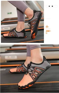 Zapatos de agua transpirables naranja y negro para natación, playa y entrenamiento.
