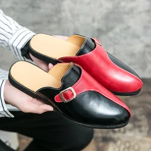 Mules en cuir pour hommes avec un design bicolore rouge et noir élégant et moderne