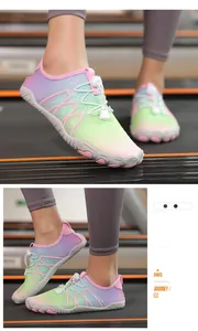 Detalle de zapatos de agua transpirables con degradado arcoíris para fitness interior