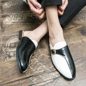 Mules en cuir élégantes pour hommes noir et blanc avec une boucle dorée chic et moderne