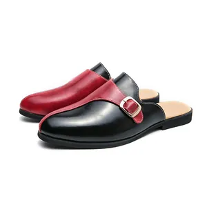 Mules en cuir bicolore noir et rouge pour hommes avec détail de boucle élégante
