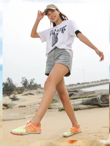 Zapatos de agua descalzos antideslizantes y transpirables en naranja y verde para playa