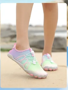 Zapatos de agua degradados transpirables y antideslizantes para playa y natación
