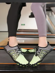 Zapatos de agua transpirables y antideslizantes para fitness y playa en gimnasio