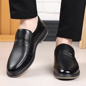 Atmungsaktive Herren Slipper aus Leder mit Lochmuster für Senioren, Slip-On Design