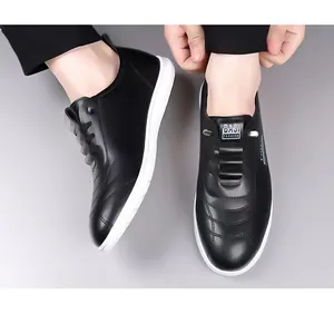 Chaussures décontractées en cuir noir pour hommes avec semelles blanches souples