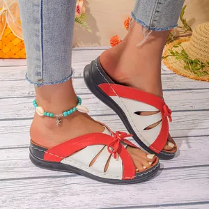 Sandales compensées rouges et blanches pour femmes avec découpes pour la plage en été