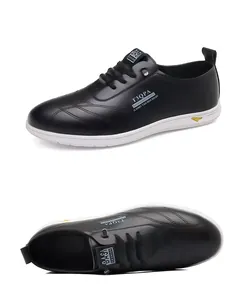 Vue détaillée de chaussures décontractées en cuir noir pour hommes, dessus et profil.