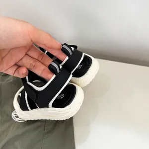 Dettaglio di sandali chiusi per bambini con cinturino regolabile sul tallone e suola morbida