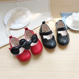 Detailansicht der roten Schleife und schwarzen Mausohr-Prinzessin-Lauflernschuhe für kleine Mädchen