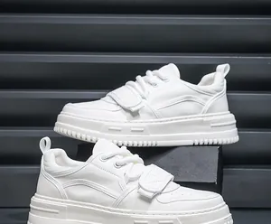Detailliertes Seitenprofil weißer Sneaker mit dicker Sohle, Klettverschluss und Schnürsenkeln