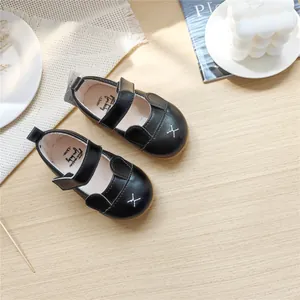 Detailansicht der schwarzen Baby Mädchen Prinzessin Schuhe mit niedlichem Hasenohren Design